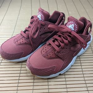 NIKE Air Huarache Run SE Cedar Red Running Shoes - Womens Size 7.5 - 859429 600.